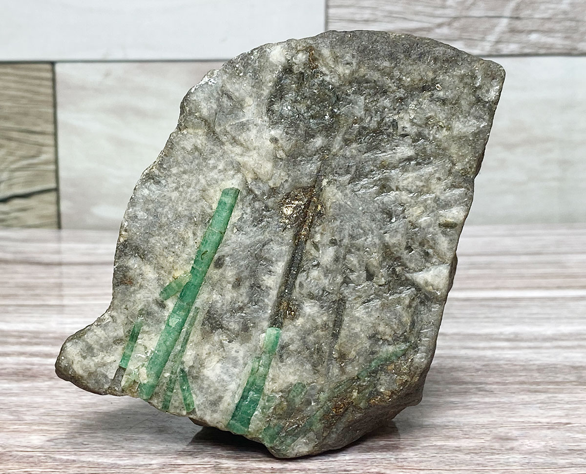 画像1: エメラルド原石 K2398 (1)